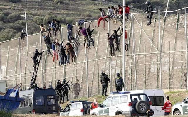 Spain: 400 migrants storm N. African border fence
